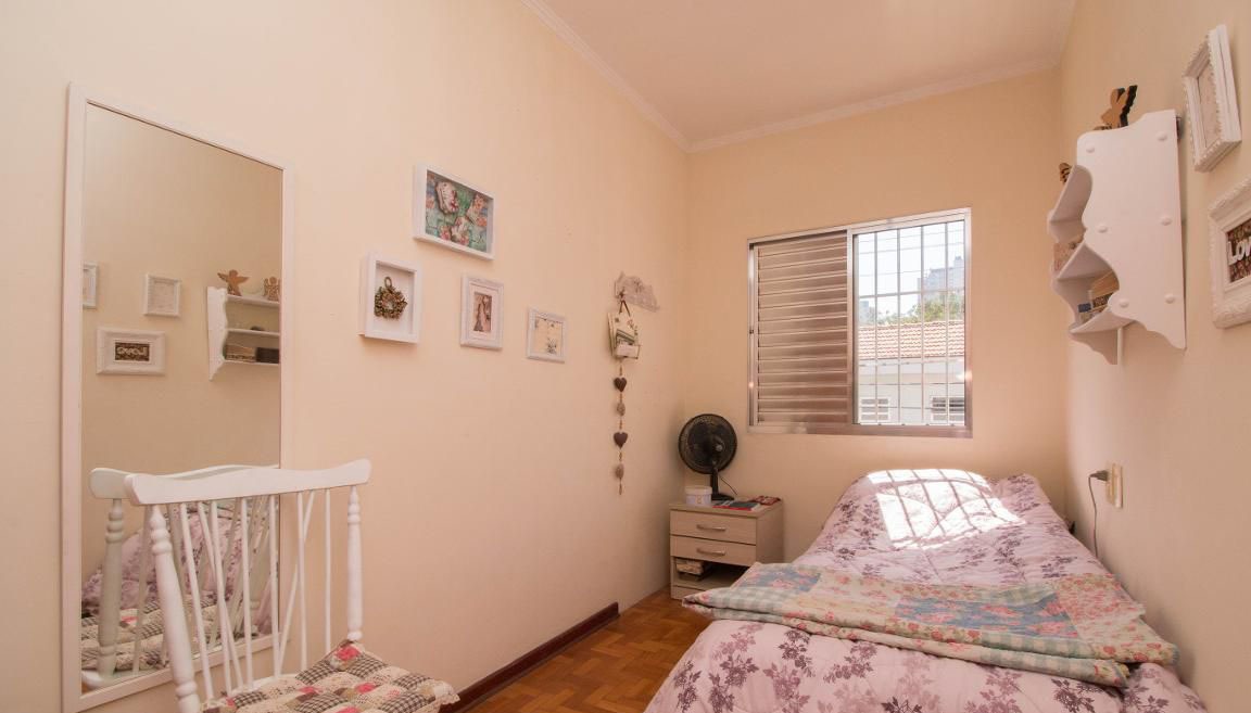  Sobrado de Esquina – Amplo, Ensolarado e com Localização Privilegiada!  Este belo sobrado de 228m² de área construída em terreno de 164m² reúne conforto, espaço e praticidade em uma localização estratégica.  ✨ Diferenciais do imóvel:  03 vagas de garagem cobertas  Sala ampla com 02 ambientes e terraço coberto  Copa-cozinha espaçosa.