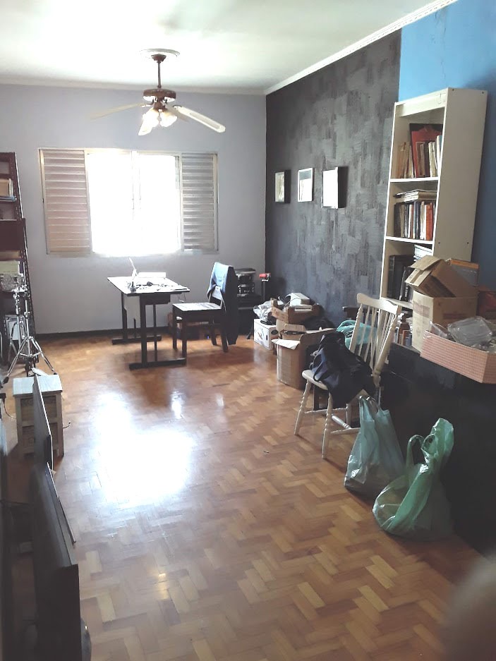  Sobrado de Esquina – Amplo, Ensolarado e com Localização Privilegiada!  Este belo sobrado de 228m² de área construída em terreno de 164m² reúne conforto, espaço e praticidade em uma localização estratégica.  ✨ Diferenciais do imóvel:  03 vagas de garagem cobertas  Sala ampla com 02 ambientes e terraço coberto  Copa-cozinha espaçosa.