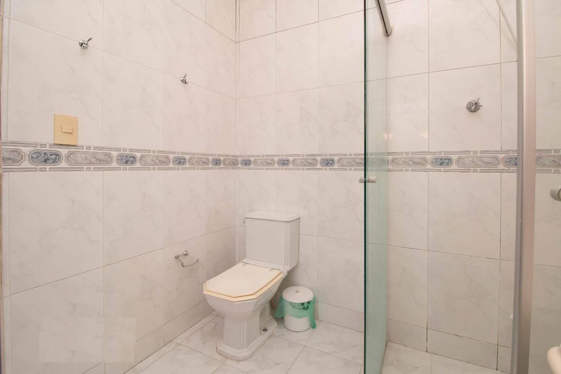  Sobrado de Esquina – Amplo, Ensolarado e com Localização Privilegiada!  Este belo sobrado de 228m² de área construída em terreno de 164m² reúne conforto, espaço e praticidade em uma localização estratégica.  ✨ Diferenciais do imóvel:  03 vagas de garagem cobertas  Sala ampla com 02 ambientes e terraço coberto  Copa-cozinha espaçosa.