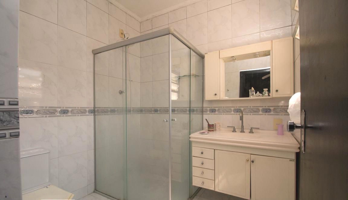  Sobrado de Esquina – Amplo, Ensolarado e com Localização Privilegiada!  Este belo sobrado de 228m² de área construída em terreno de 164m² reúne conforto, espaço e praticidade em uma localização estratégica.  ✨ Diferenciais do imóvel:  03 vagas de garagem cobertas  Sala ampla com 02 ambientes e terraço coberto  Copa-cozinha espaçosa.