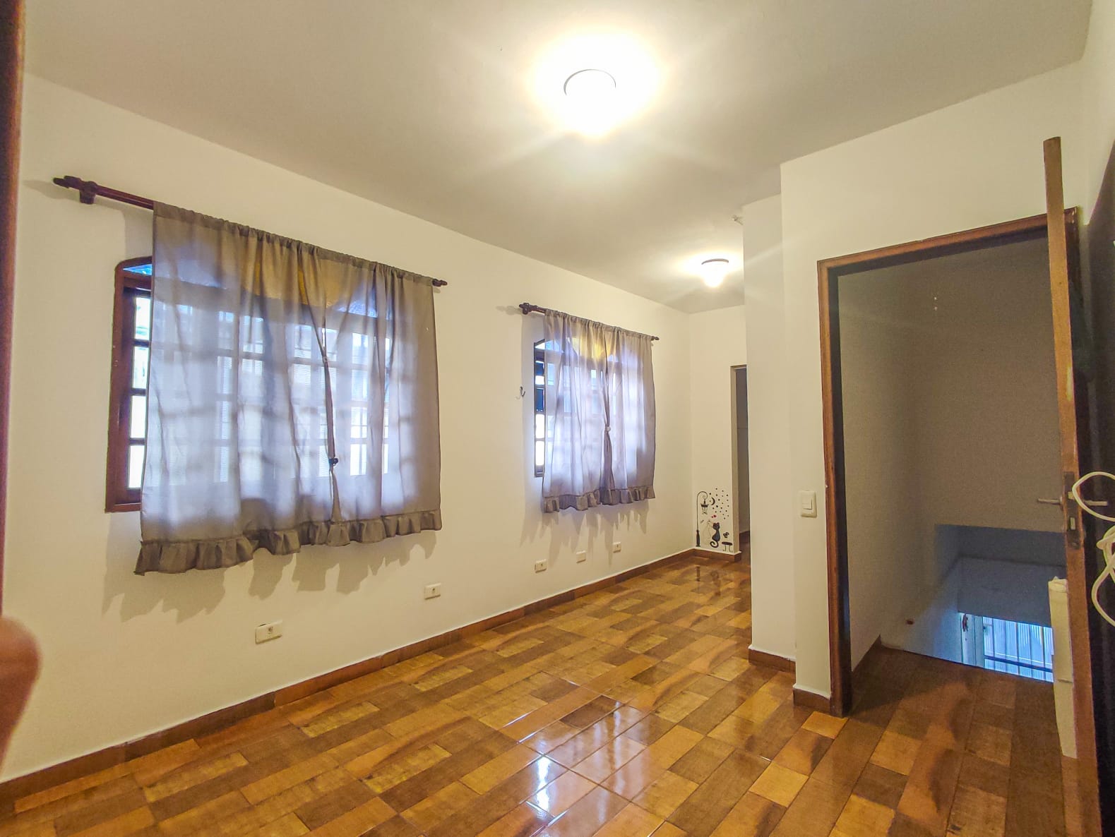  Sobrado Espaçoso à Venda – Jardim Itapemirim  ✨ Destaques do Imóvel  250m² de área construída  4 dormitórios, sendo 3 suítes  2 vagas de garagem com porta automatizada  Amplo espaço externo  Churrasqueira e área de lazer. Localização Privilegiada  Bairro Jardim Itapemirim  Próximo às estações de trem e metrô: Itaquera, Artur Alvim e Dom Bosco.