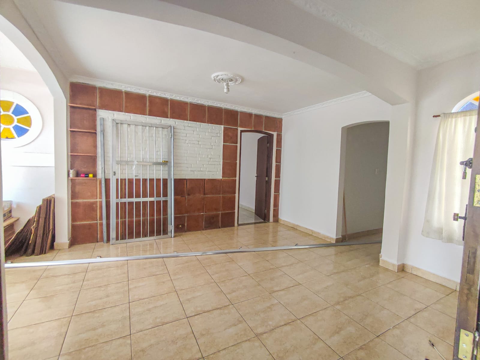  Sobrado Espaçoso à Venda – Jardim Itapemirim  ✨ Destaques do Imóvel  250m² de área construída  4 dormitórios, sendo 3 suítes  2 vagas de garagem com porta automatizada  Amplo espaço externo  Churrasqueira e área de lazer. Localização Privilegiada  Bairro Jardim Itapemirim  Próximo às estações de trem e metrô: Itaquera, Artur Alvim e Dom Bosco.