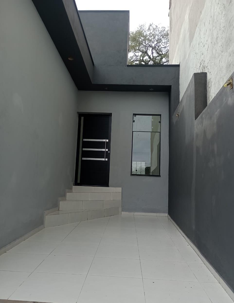 ✨ LANÇAMENTO – Casa dos Sonhos no Parque Residencial Itapeti! ✨  Encante-se com esta belíssima casa com 3 dormitórios, sendo 1 suíte com sacada e closet, projetada para oferecer conforto, elegância e praticidade para toda a família.  Localizada no Parque Residencial Itapeti, em meio à natureza e tranquilidade da serra da Mogi-Dutra, esta é a combinação perfeita entre qualidade de vida.