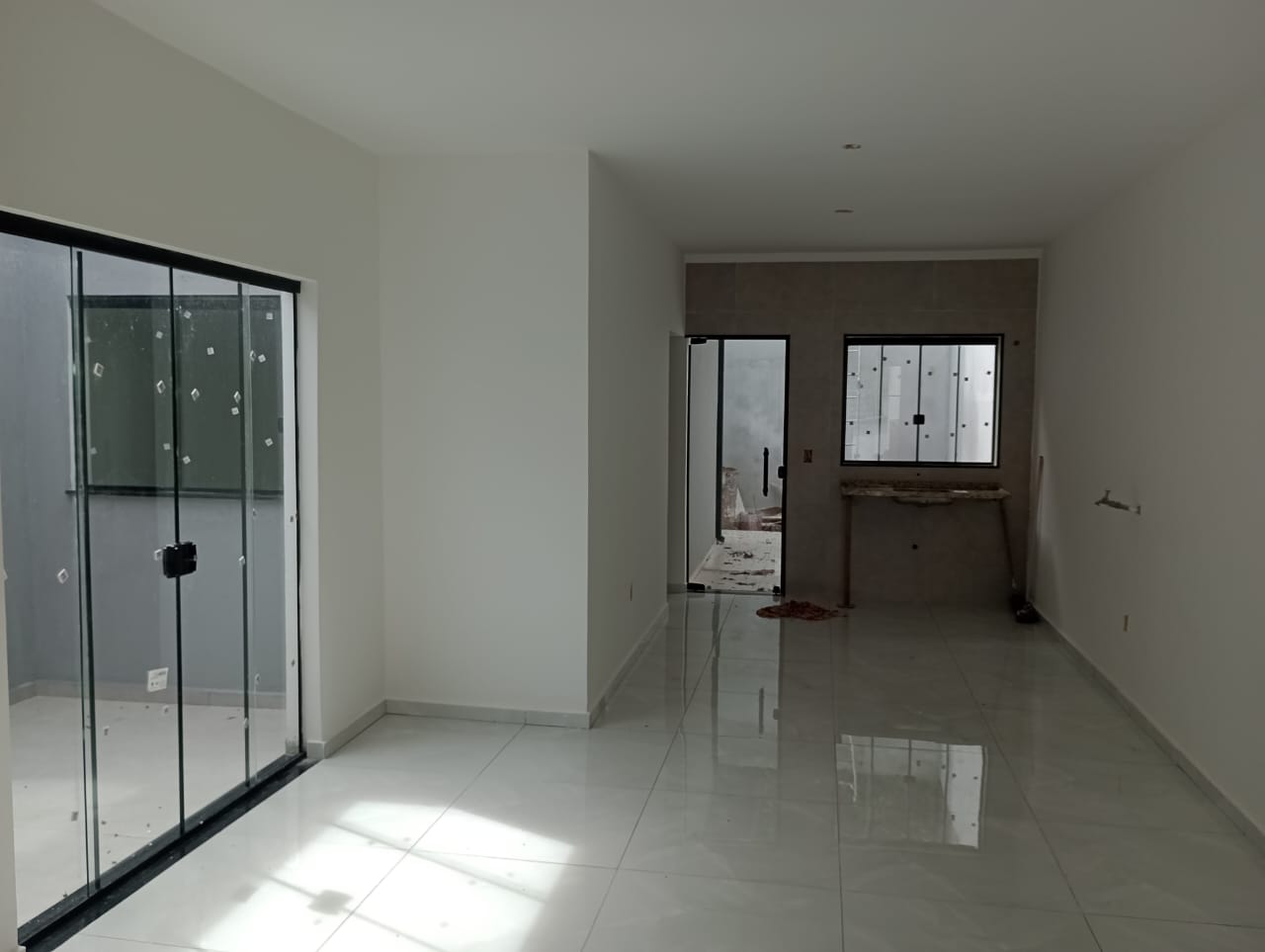 ✨ LANÇAMENTO – Casa dos Sonhos no Parque Residencial Itapeti! ✨  Encante-se com esta belíssima casa com 3 dormitórios, sendo 1 suíte com sacada e closet, projetada para oferecer conforto, elegância e praticidade para toda a família.  Localizada no Parque Residencial Itapeti, em meio à natureza e tranquilidade da serra da Mogi-Dutra, esta é a combinação perfeita entre qualidade de vida.