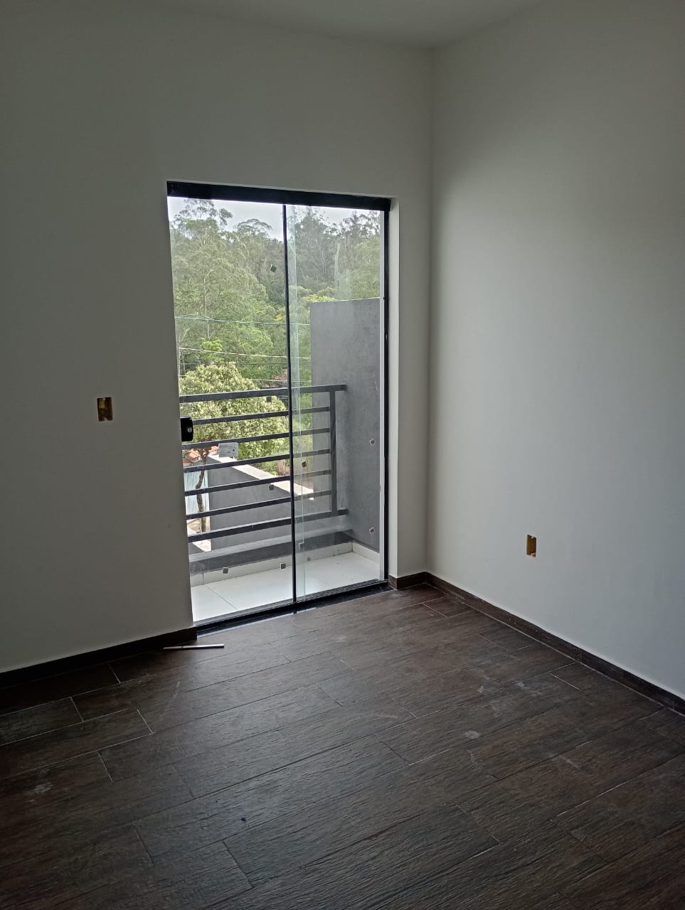 ✨ LANÇAMENTO – Casa dos Sonhos no Parque Residencial Itapeti! ✨  Encante-se com esta belíssima casa com 3 dormitórios, sendo 1 suíte com sacada e closet, projetada para oferecer conforto, elegância e praticidade para toda a família.  Localizada no Parque Residencial Itapeti, em meio à natureza e tranquilidade da serra da Mogi-Dutra, esta é a combinação perfeita entre qualidade de vida.