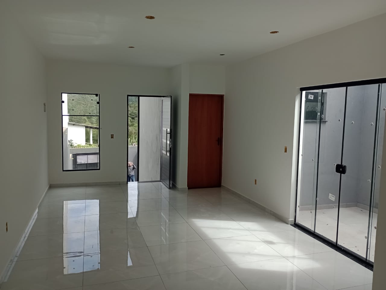 ✨ LANÇAMENTO – Casa dos Sonhos no Parque Residencial Itapeti! ✨  Encante-se com esta belíssima casa com 3 dormitórios, sendo 1 suíte com sacada e closet, projetada para oferecer conforto, elegância e praticidade para toda a família.  Localizada no Parque Residencial Itapeti, em meio à natureza e tranquilidade da serra da Mogi-Dutra, esta é a combinação perfeita entre qualidade de vida.