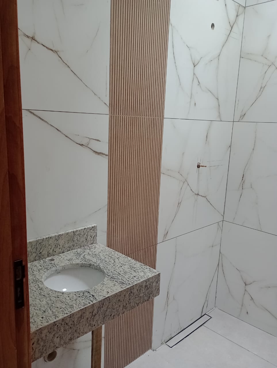 ✨ LANÇAMENTO – Casa dos Sonhos no Parque Residencial Itapeti! ✨  Encante-se com esta belíssima casa com 3 dormitórios, sendo 1 suíte com sacada e closet, projetada para oferecer conforto, elegância e praticidade para toda a família.  Localizada no Parque Residencial Itapeti, em meio à natureza e tranquilidade da serra da Mogi-Dutra, esta é a combinação perfeita entre qualidade de vida.