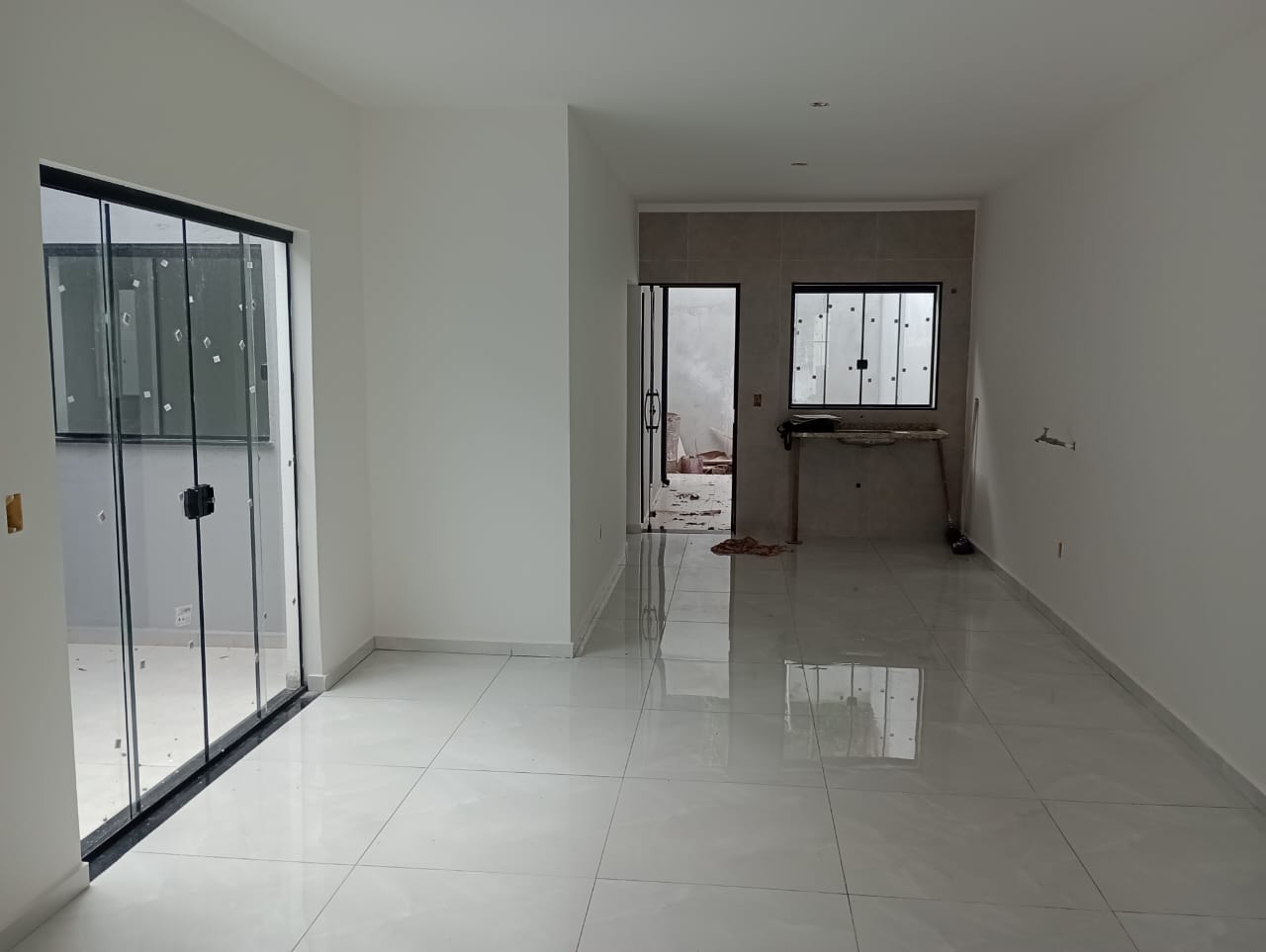 ✨ LANÇAMENTO – Casa dos Sonhos no Parque Residencial Itapeti! ✨  Encante-se com esta belíssima casa com 3 dormitórios, sendo 1 suíte com sacada e closet, projetada para oferecer conforto, elegância e praticidade para toda a família.  Localizada no Parque Residencial Itapeti, em meio à natureza e tranquilidade da serra da Mogi-Dutra, esta é a combinação perfeita entre qualidade de vida.