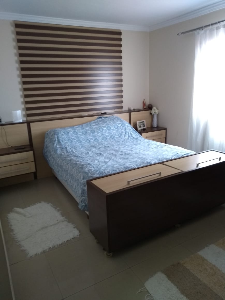  Sobrado Espaçoso    ✨ More com conforto e muito espaço em um lindo sobrado com 298m² de área construída, perfeito para quem busca comodidade e lazer no mesmo lugar!  Características do imóvel:  3 dormitórios, sendo 3 suítes  2 amplas salas, ideais para reunir família e amigos Cozinha ampla   Lavanderia  Garagem para até 10 carros .