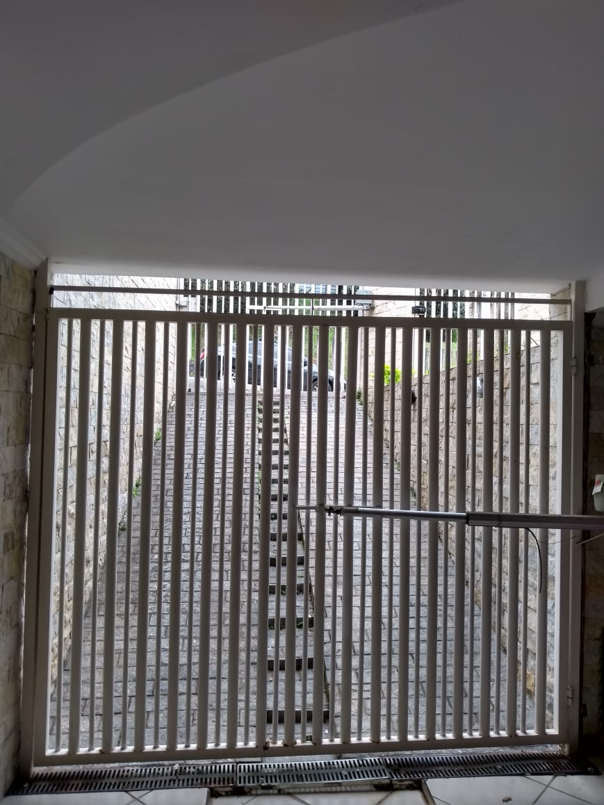  Sobrado Espaçoso    ✨ More com conforto e muito espaço em um lindo sobrado com 298m² de área construída, perfeito para quem busca comodidade e lazer no mesmo lugar!  Características do imóvel:  3 dormitórios, sendo 3 suítes  2 amplas salas, ideais para reunir família e amigos Cozinha ampla   Lavanderia  Garagem para até 10 carros .