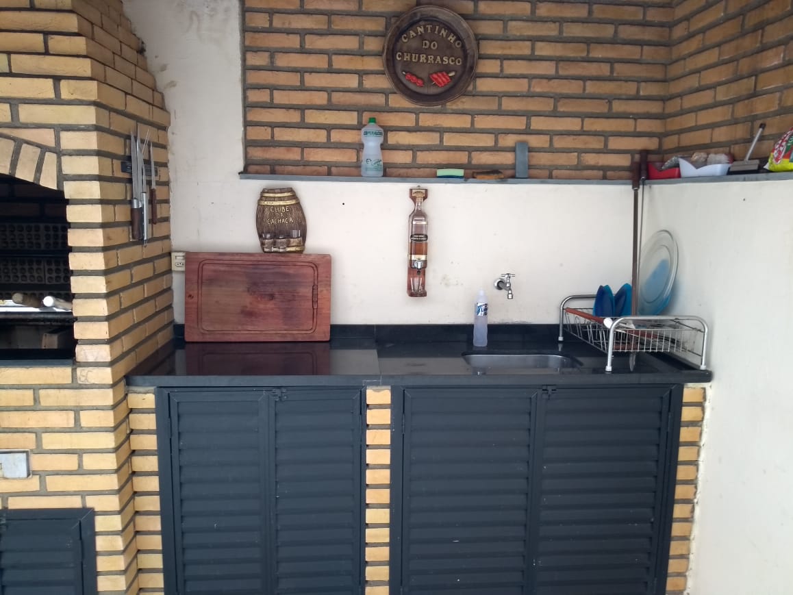  Sobrado Espaçoso    ✨ More com conforto e muito espaço em um lindo sobrado com 298m² de área construída, perfeito para quem busca comodidade e lazer no mesmo lugar!  Características do imóvel:  3 dormitórios, sendo 3 suítes  2 amplas salas, ideais para reunir família e amigos Cozinha ampla   Lavanderia  Garagem para até 10 carros .