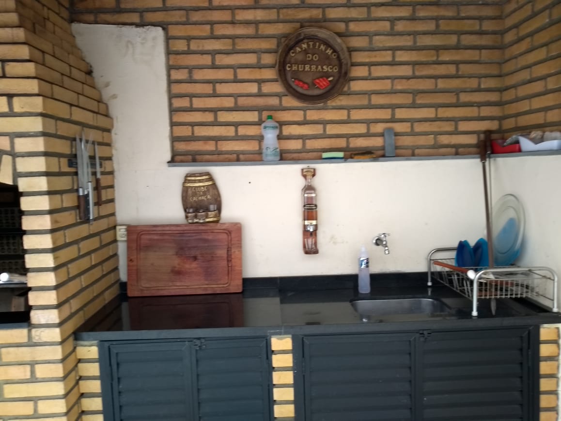  Sobrado Espaçoso    ✨ More com conforto e muito espaço em um lindo sobrado com 298m² de área construída, perfeito para quem busca comodidade e lazer no mesmo lugar!  Características do imóvel:  3 dormitórios, sendo 3 suítes  2 amplas salas, ideais para reunir família e amigos Cozinha ampla   Lavanderia  Garagem para até 10 carros .