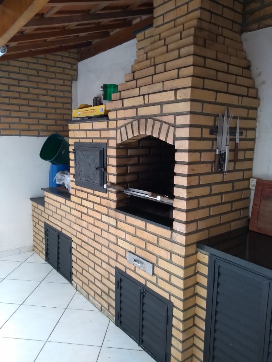  Sobrado Espaçoso    ✨ More com conforto e muito espaço em um lindo sobrado com 298m² de área construída, perfeito para quem busca comodidade e lazer no mesmo lugar!  Características do imóvel:  3 dormitórios, sendo 3 suítes  2 amplas salas, ideais para reunir família e amigos Cozinha ampla   Lavanderia  Garagem para até 10 carros .