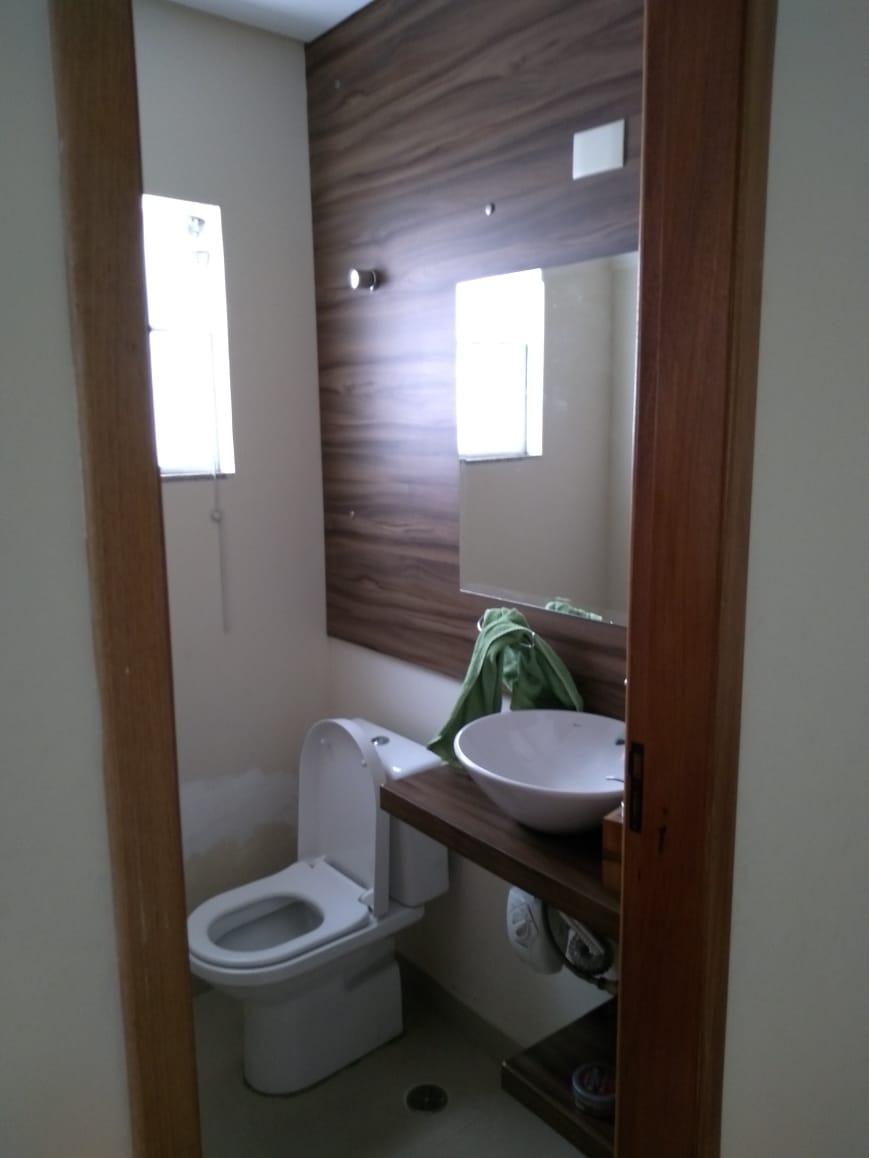  Sobrado Espaçoso    ✨ More com conforto e muito espaço em um lindo sobrado com 298m² de área construída, perfeito para quem busca comodidade e lazer no mesmo lugar!  Características do imóvel:  3 dormitórios, sendo 3 suítes  2 amplas salas, ideais para reunir família e amigos Cozinha ampla   Lavanderia  Garagem para até 10 carros .