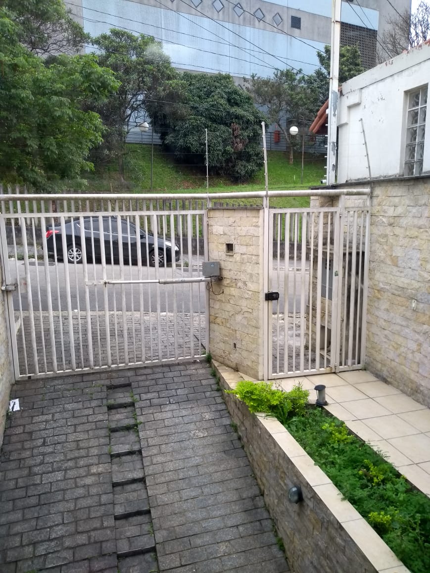  Sobrado Espaçoso    ✨ More com conforto e muito espaço em um lindo sobrado com 298m² de área construída, perfeito para quem busca comodidade e lazer no mesmo lugar!  Características do imóvel:  3 dormitórios, sendo 3 suítes  2 amplas salas, ideais para reunir família e amigos Cozinha ampla   Lavanderia  Garagem para até 10 carros .