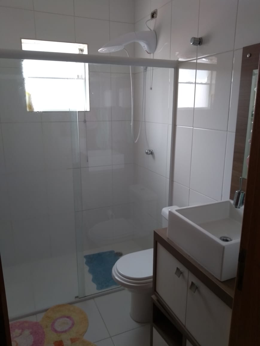  Sobrado Espaçoso    ✨ More com conforto e muito espaço em um lindo sobrado com 298m² de área construída, perfeito para quem busca comodidade e lazer no mesmo lugar!  Características do imóvel:  3 dormitórios, sendo 3 suítes  2 amplas salas, ideais para reunir família e amigos Cozinha ampla   Lavanderia  Garagem para até 10 carros .