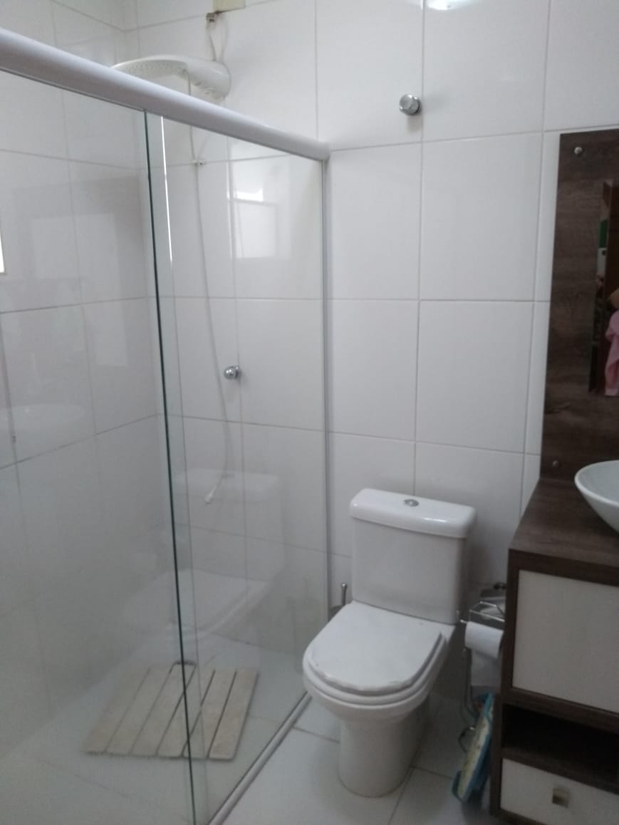  Sobrado Espaçoso    ✨ More com conforto e muito espaço em um lindo sobrado com 298m² de área construída, perfeito para quem busca comodidade e lazer no mesmo lugar!  Características do imóvel:  3 dormitórios, sendo 3 suítes  2 amplas salas, ideais para reunir família e amigos Cozinha ampla   Lavanderia  Garagem para até 10 carros .