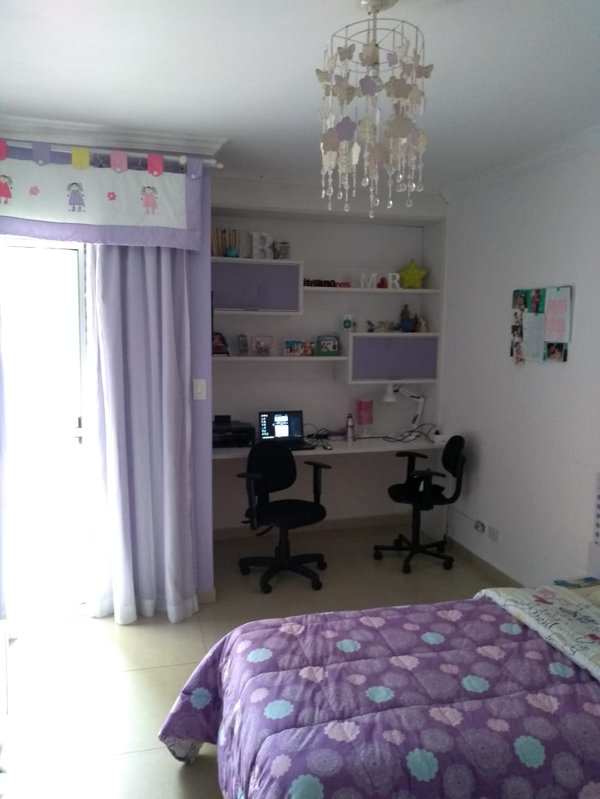  Sobrado Espaçoso    ✨ More com conforto e muito espaço em um lindo sobrado com 298m² de área construída, perfeito para quem busca comodidade e lazer no mesmo lugar!  Características do imóvel:  3 dormitórios, sendo 3 suítes  2 amplas salas, ideais para reunir família e amigos Cozinha ampla   Lavanderia  Garagem para até 10 carros .