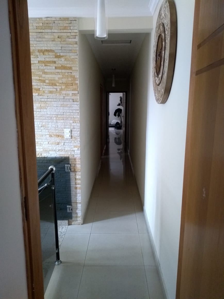  Sobrado Espaçoso    ✨ More com conforto e muito espaço em um lindo sobrado com 298m² de área construída, perfeito para quem busca comodidade e lazer no mesmo lugar!  Características do imóvel:  3 dormitórios, sendo 3 suítes  2 amplas salas, ideais para reunir família e amigos Cozinha ampla   Lavanderia  Garagem para até 10 carros .