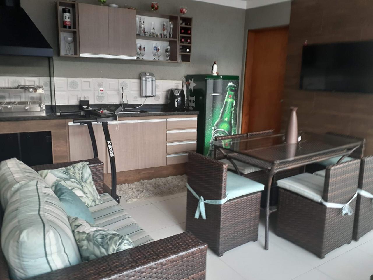  Sobrado 3 Andares – Novo 3 Dormitórios  1 Suíte  4 Vagas  150m²  ✨ Moderno e recém-construído, este sobrado é perfeito para quem busca conforto, espaço e uma ótima localização!  Detalhes do imóvel:  3 dormitórios sendo 1 suíte   3 andares bem distribuídos  Sala de estar aconchegante   Cozinha ampla  4 vagas de garagem 