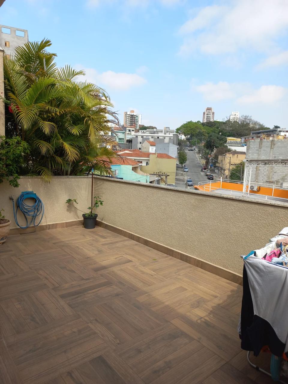  Sobrado 3 Andares – Novo 3 Dormitórios  1 Suíte  4 Vagas  150m²  ✨ Moderno e recém-construído, este sobrado é perfeito para quem busca conforto, espaço e uma ótima localização!  Detalhes do imóvel:  3 dormitórios sendo 1 suíte   3 andares bem distribuídos  Sala de estar aconchegante   Cozinha ampla  4 vagas de garagem 