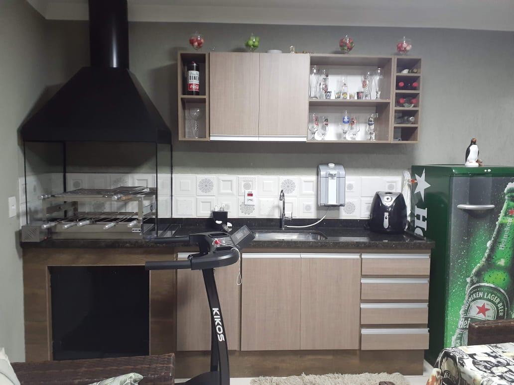  Sobrado 3 Andares – Novo 3 Dormitórios  1 Suíte  4 Vagas  150m²  ✨ Moderno e recém-construído, este sobrado é perfeito para quem busca conforto, espaço e uma ótima localização!  Detalhes do imóvel:  3 dormitórios sendo 1 suíte   3 andares bem distribuídos  Sala de estar aconchegante   Cozinha ampla  4 vagas de garagem 