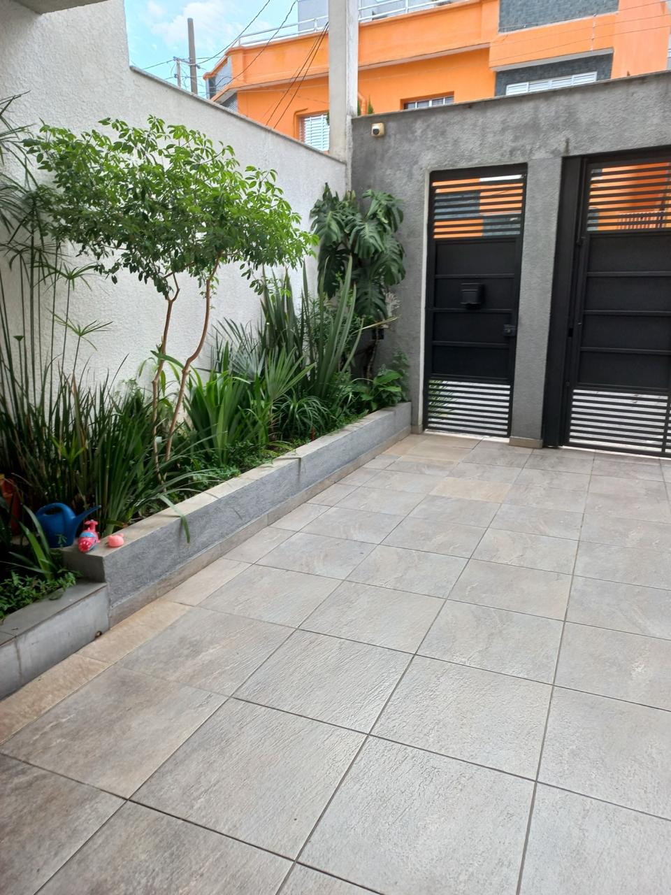  Sobrado 3 Andares – Novo 3 Dormitórios  1 Suíte  4 Vagas  150m²  ✨ Moderno e recém-construído, este sobrado é perfeito para quem busca conforto, espaço e uma ótima localização!  Detalhes do imóvel:  3 dormitórios sendo 1 suíte   3 andares bem distribuídos  Sala de estar aconchegante   Cozinha ampla  4 vagas de garagem 