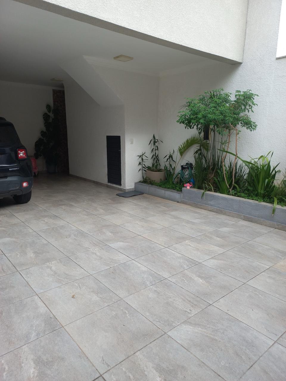  Sobrado 3 Andares – Novo 3 Dormitórios  1 Suíte  4 Vagas  150m²  ✨ Moderno e recém-construído, este sobrado é perfeito para quem busca conforto, espaço e uma ótima localização!  Detalhes do imóvel:  3 dormitórios sendo 1 suíte   3 andares bem distribuídos  Sala de estar aconchegante   Cozinha ampla  4 vagas de garagem 