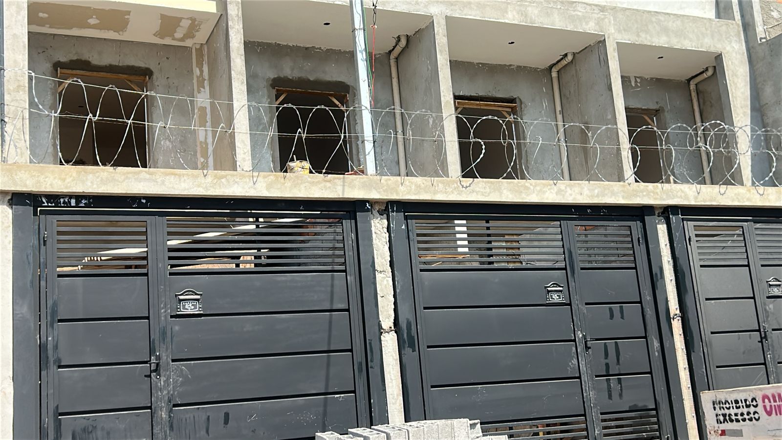 Sobrados novos à venda  Vila Ré   São Paulo  Oportunidade imperdível! Conjunto com 4 sobrados modernos e bem projetados, oferecendo conforto, qualidade e excelente localização.  Cada unidade conta com 2 suítes, 1 vaga de garagem e 85 m² de área construída, com acabamento de alto padrão e ótimo aproveitamento de espaço..