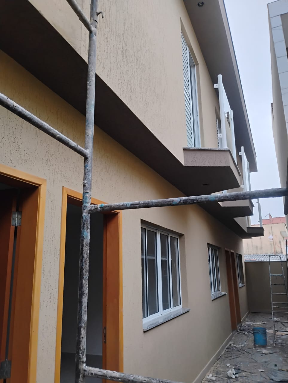  Sobrados Novos no Parque Paulistano – 2 Suítes com Varanda!  ✨ Lindo sobrado com 67 m² muito bem distribuídos! Conta com sala integrada à cozinha, lavabo social, lavanderia, e duas suítes, sendo uma delas com varanda privativa  ideal para quem busca conforto e praticidade no dia a dia. 1 vaga de garagem  Localizado no Parque Paulistano, região tranquila e com fácil acesso ao comércio.