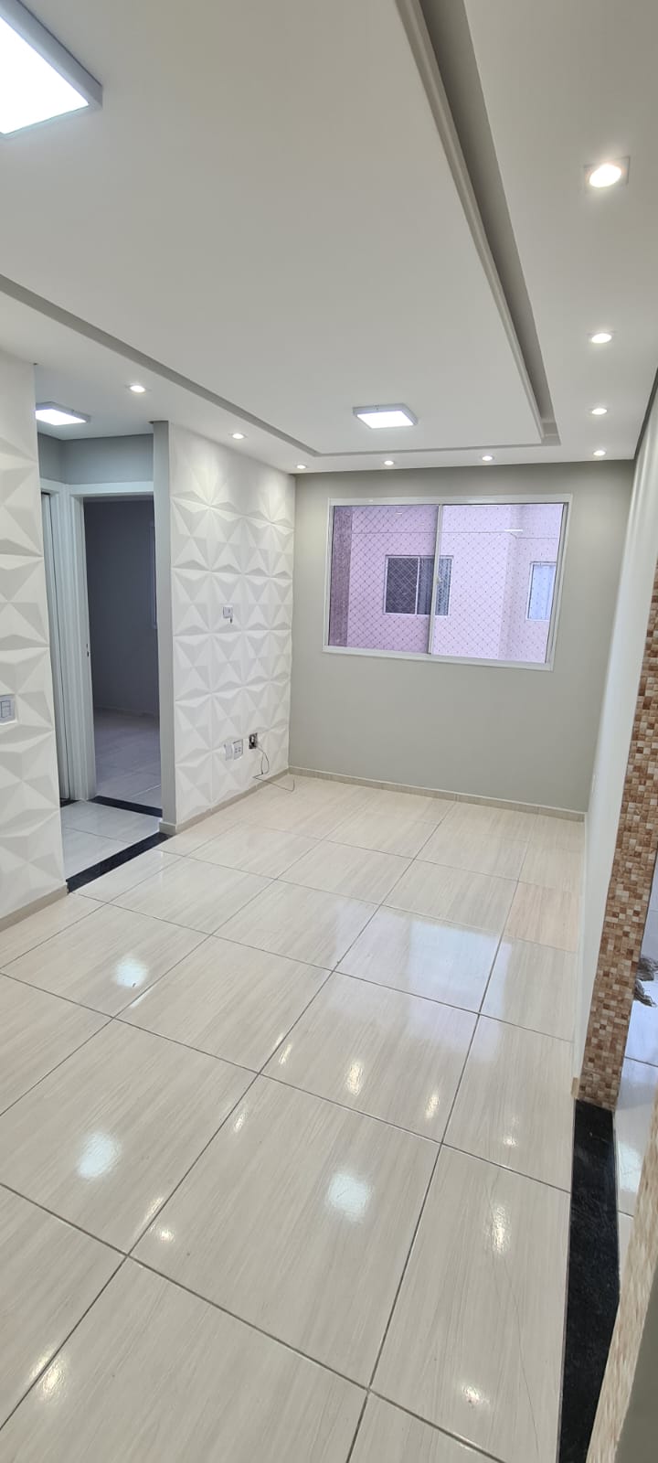 Apartamento Reformado em Ermelino Matarazzo – 2 Dormitórios, Andar Alto!  ✨ Móveis, pias, tanque e box novinhos, prontos para uso. Com 40 m², o imóvel conta com:  2 dormitórios  Sala aconchegante  Cozinha com armários planejados  Banheiro com box novo  Andar alto, com ótima ventilação e iluminação natural Localização privilegiada: A poucos minutos da Estação de Trem Comendador Ermelino 