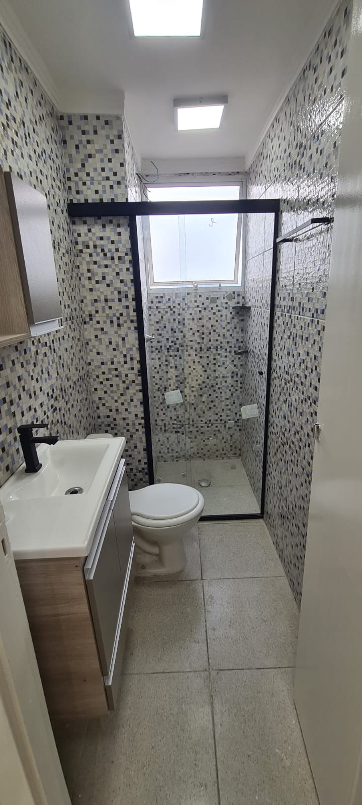 Apartamento Reformado em Ermelino Matarazzo – 2 Dormitórios, Andar Alto!  ✨ Móveis, pias, tanque e box novinhos, prontos para uso. Com 40 m², o imóvel conta com:  2 dormitórios  Sala aconchegante  Cozinha com armários planejados  Banheiro com box novo  Andar alto, com ótima ventilação e iluminação natural Localização privilegiada: A poucos minutos da Estação de Trem Comendador Ermelino 