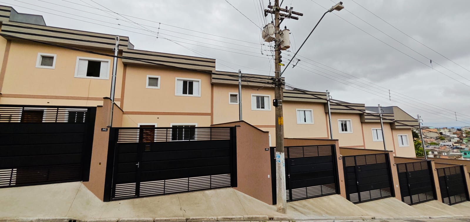  LANÇAMENTO – 10 SOBRADOS NOVOS INDIVIDUAIS FRONTAIS!   Modernos, espaçosos e prontos para morar em Guaianases!  ✨ Todos os sobrados possuem:  2 dormitórios;  1 banheiro + 1 lavabo;  Sala integrada com a cozinha;  Quintal com lavanderia descoberta;  1 ou 2 vagas de garagem;  Plantas modernas e ótimo acabamento! ✨ 