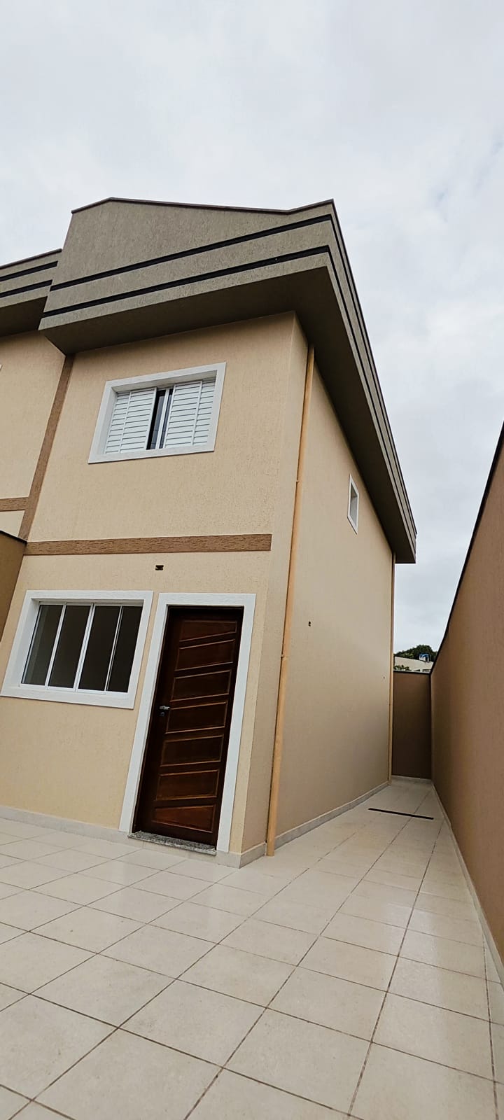  LANÇAMENTO – 10 SOBRADOS NOVOS INDIVIDUAIS FRONTAIS!   Modernos, espaçosos e prontos para morar em Guaianases!  ✨ Todos os sobrados possuem:  2 dormitórios;  1 banheiro + 1 lavabo;  Sala integrada com a cozinha;  Quintal com lavanderia descoberta;  1 ou 2 vagas de garagem;  Plantas modernas e ótimo acabamento! ✨ 