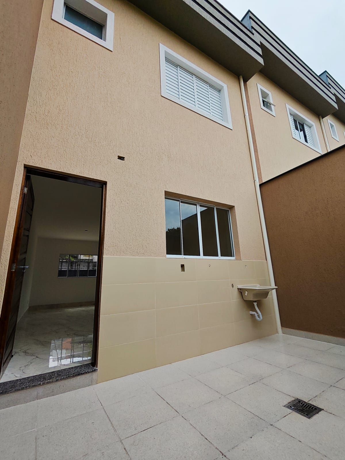  LANÇAMENTO – 10 SOBRADOS NOVOS INDIVIDUAIS FRONTAIS!   Modernos, espaçosos e prontos para morar em Guaianases!  ✨ Todos os sobrados possuem:  2 dormitórios;  1 banheiro + 1 lavabo;  Sala integrada com a cozinha;  Quintal com lavanderia descoberta;  1 ou 2 vagas de garagem;  Plantas modernas e ótimo acabamento! ✨ 