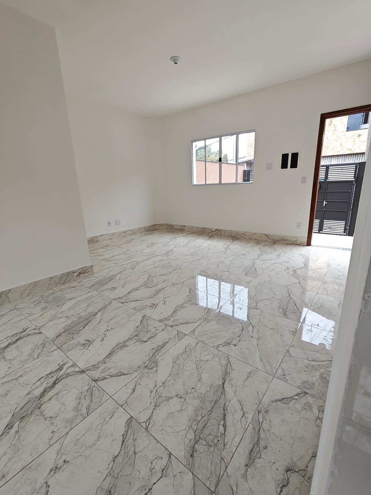  LANÇAMENTO – 10 SOBRADOS NOVOS INDIVIDUAIS FRONTAIS!   Modernos, espaçosos e prontos para morar em Guaianases!  ✨ Todos os sobrados possuem:  2 dormitórios;  1 banheiro + 1 lavabo;  Sala integrada com a cozinha;  Quintal com lavanderia descoberta;  1 ou 2 vagas de garagem;  Plantas modernas e ótimo acabamento! ✨ 