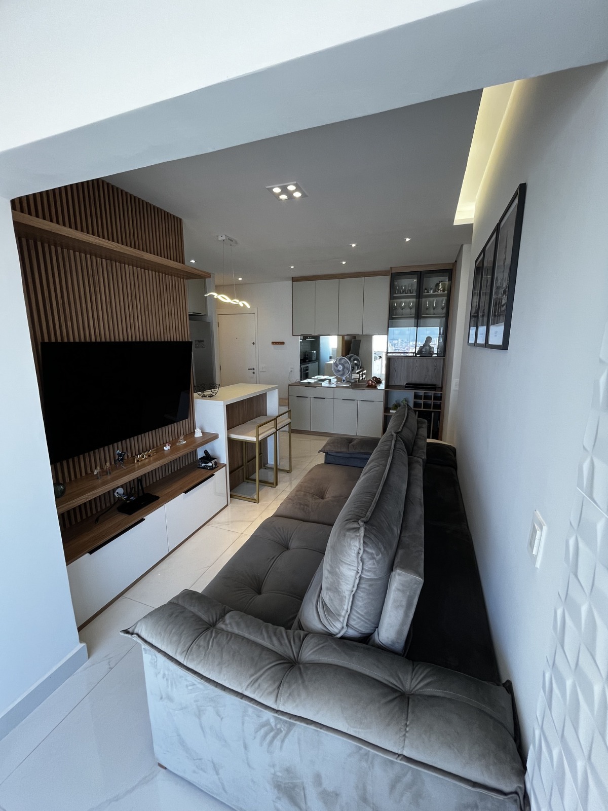  Apartamento Mobiliado à Venda – Mooca, São Paulo ✨ Descrição do imóvel: Oportunidade única! Apartamento no último andar, totalmente mobiliado, pronto para morar e com lazer completo. Ambiente super silencioso e privativo, com vista livre para a Rua Cervantes e sol pela manhã.  Possui varanda gourmet com churrasqueira, 2 dormitórios com ar-condicionado (sendo 1 suíte e 1 adaptado para home office.