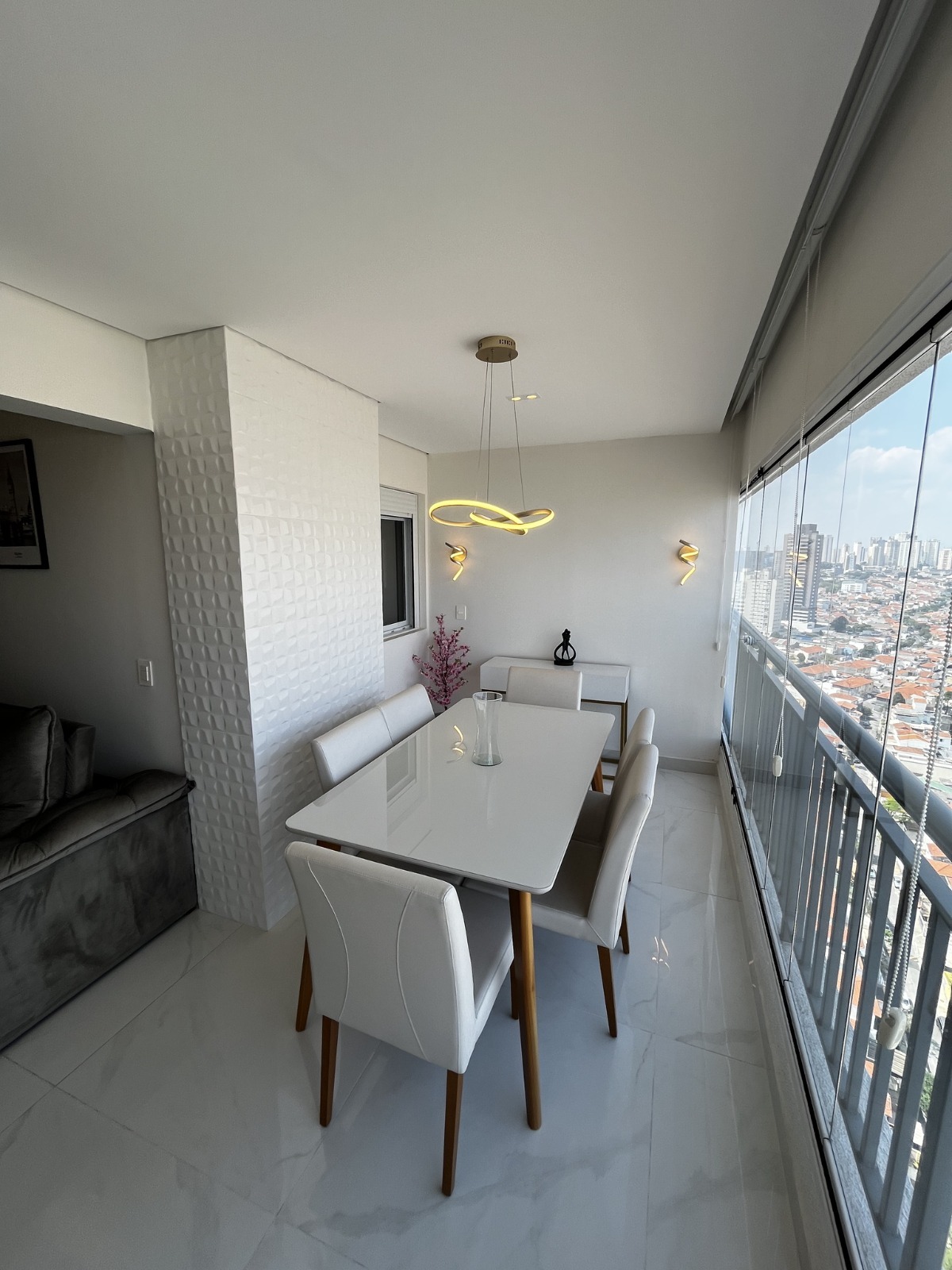  Apartamento Mobiliado à Venda – Mooca, São Paulo ✨ Descrição do imóvel: Oportunidade única! Apartamento no último andar, totalmente mobiliado, pronto para morar e com lazer completo. Ambiente super silencioso e privativo, com vista livre para a Rua Cervantes e sol pela manhã.  Possui varanda gourmet com churrasqueira, 2 dormitórios com ar-condicionado (sendo 1 suíte e 1 adaptado para home office.