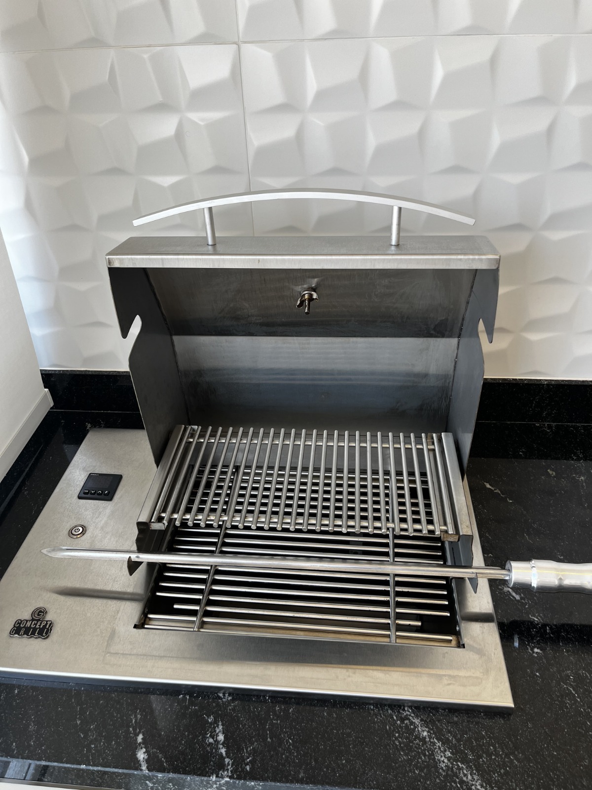  Apartamento Mobiliado à Venda – Mooca, São Paulo ✨ Descrição do imóvel: Oportunidade única! Apartamento no último andar, totalmente mobiliado, pronto para morar e com lazer completo. Ambiente super silencioso e privativo, com vista livre para a Rua Cervantes e sol pela manhã.  Possui varanda gourmet com churrasqueira, 2 dormitórios com ar-condicionado (sendo 1 suíte e 1 adaptado para home office.