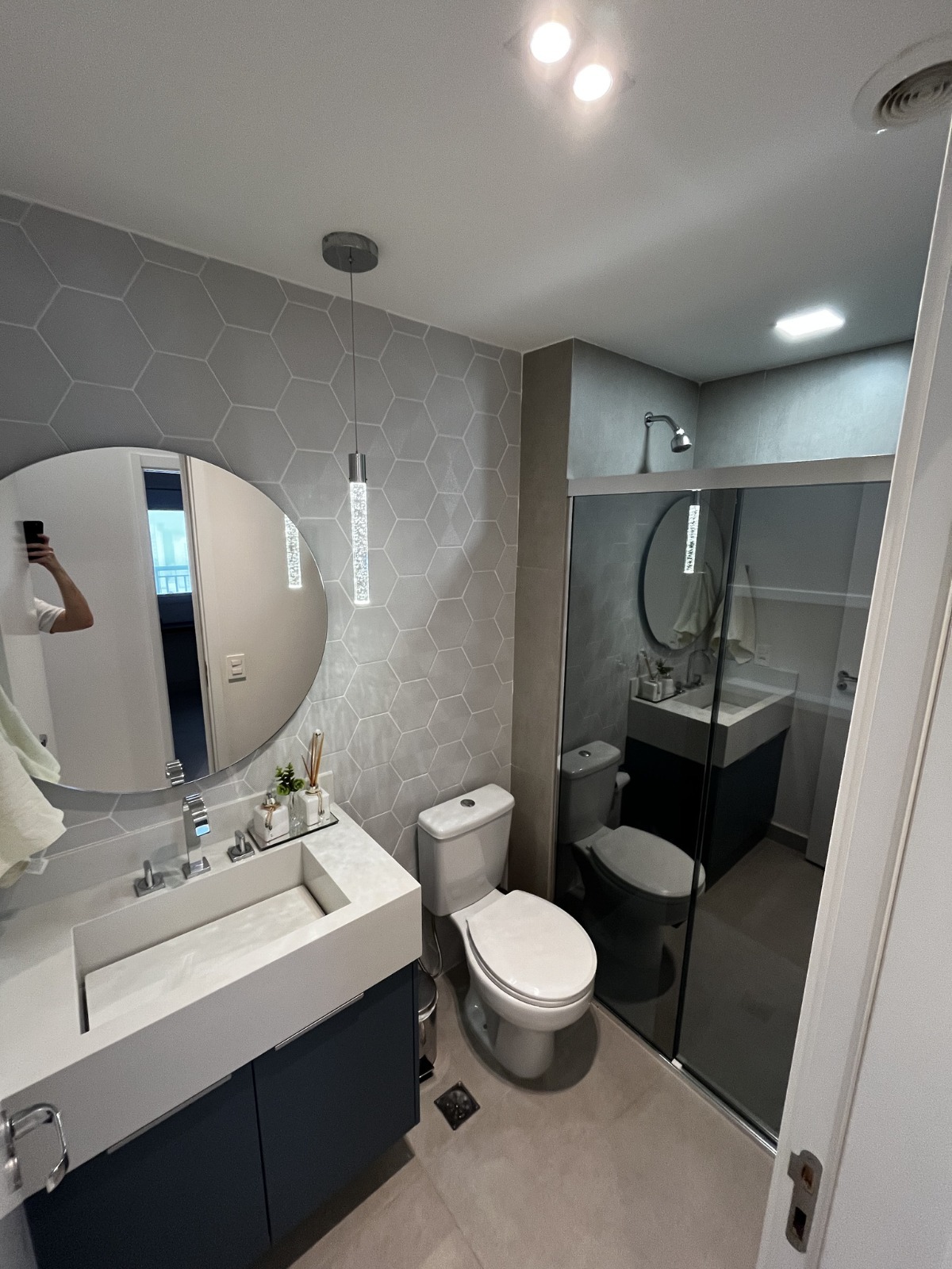  Apartamento Mobiliado à Venda – Mooca, São Paulo ✨ Descrição do imóvel: Oportunidade única! Apartamento no último andar, totalmente mobiliado, pronto para morar e com lazer completo. Ambiente super silencioso e privativo, com vista livre para a Rua Cervantes e sol pela manhã.  Possui varanda gourmet com churrasqueira, 2 dormitórios com ar-condicionado (sendo 1 suíte e 1 adaptado para home office.