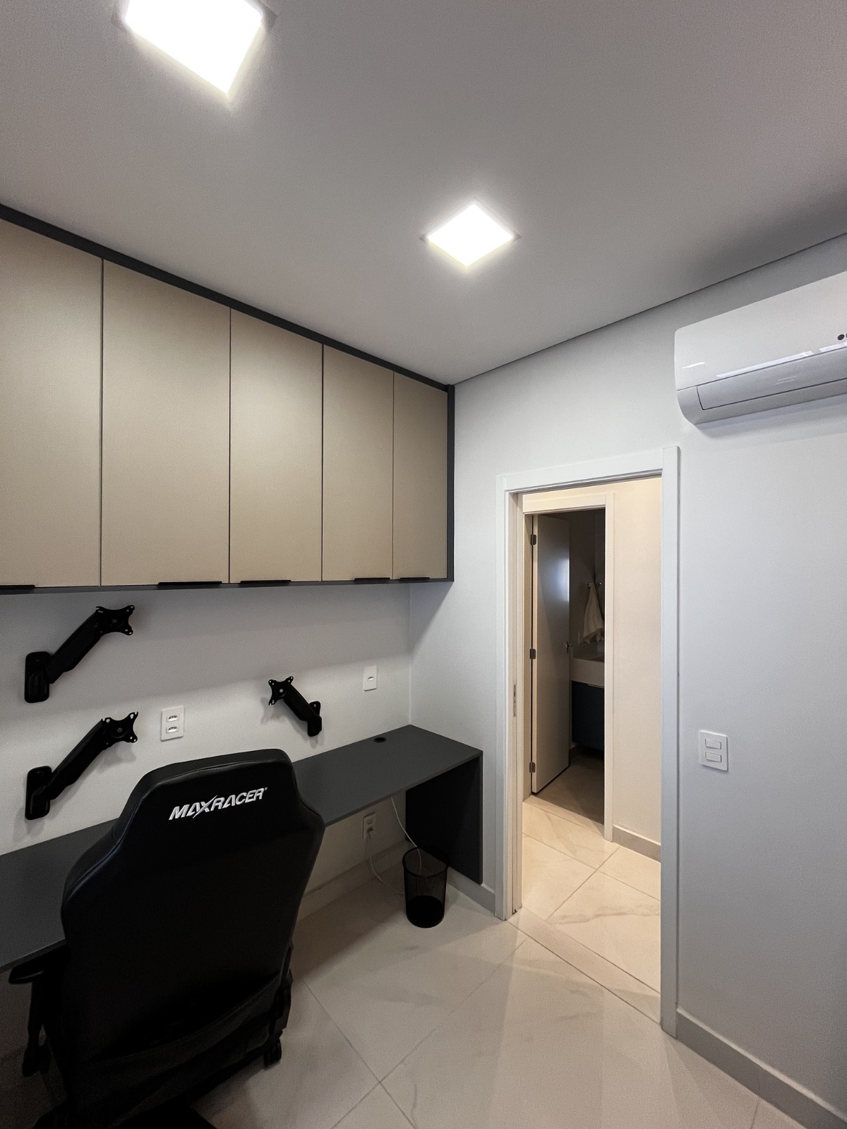  Apartamento Mobiliado à Venda – Mooca, São Paulo ✨ Descrição do imóvel: Oportunidade única! Apartamento no último andar, totalmente mobiliado, pronto para morar e com lazer completo. Ambiente super silencioso e privativo, com vista livre para a Rua Cervantes e sol pela manhã.  Possui varanda gourmet com churrasqueira, 2 dormitórios com ar-condicionado (sendo 1 suíte e 1 adaptado para home office.