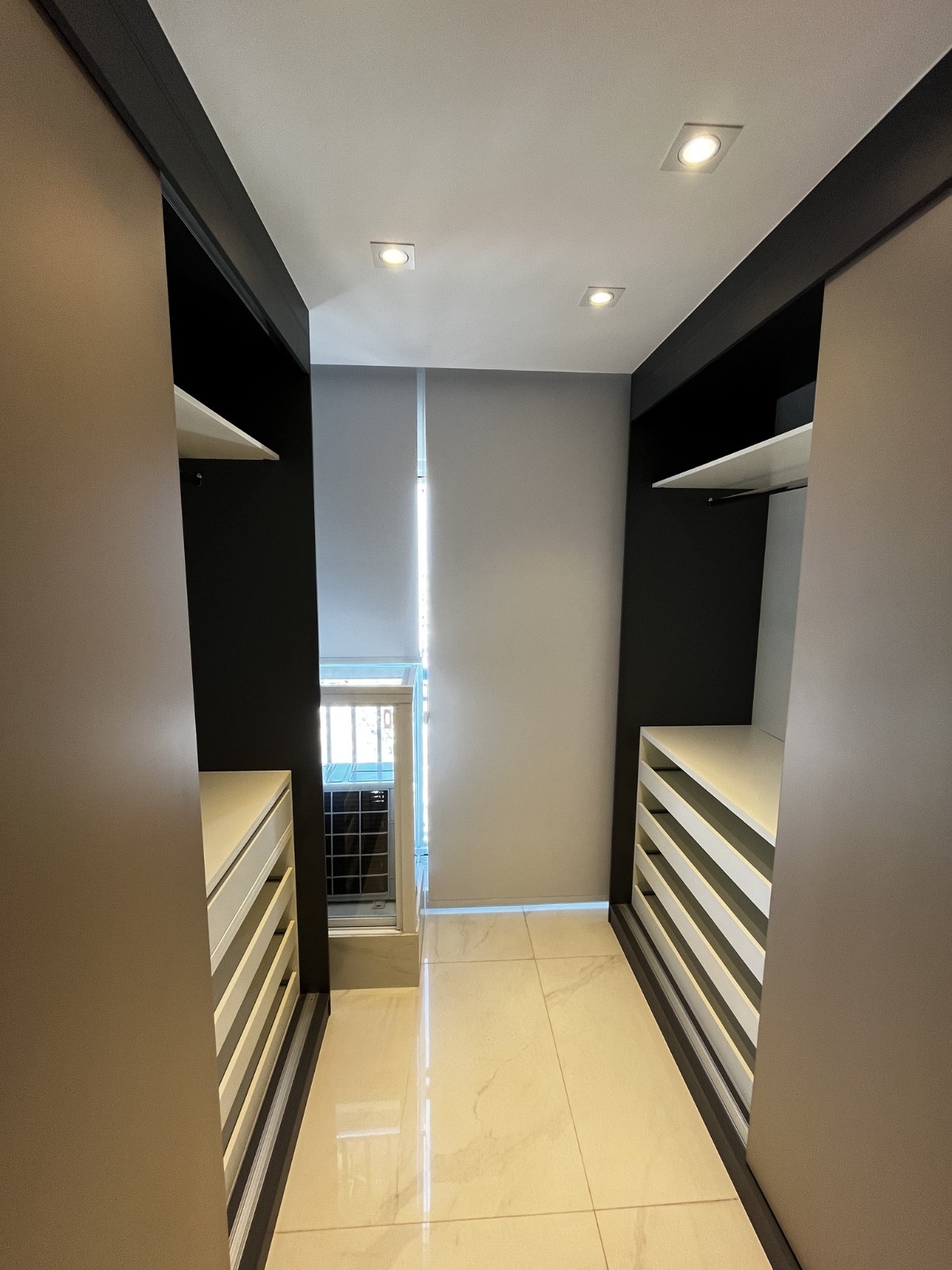  Apartamento Mobiliado à Venda – Mooca, São Paulo ✨ Descrição do imóvel: Oportunidade única! Apartamento no último andar, totalmente mobiliado, pronto para morar e com lazer completo. Ambiente super silencioso e privativo, com vista livre para a Rua Cervantes e sol pela manhã.  Possui varanda gourmet com churrasqueira, 2 dormitórios com ar-condicionado (sendo 1 suíte e 1 adaptado para home office.