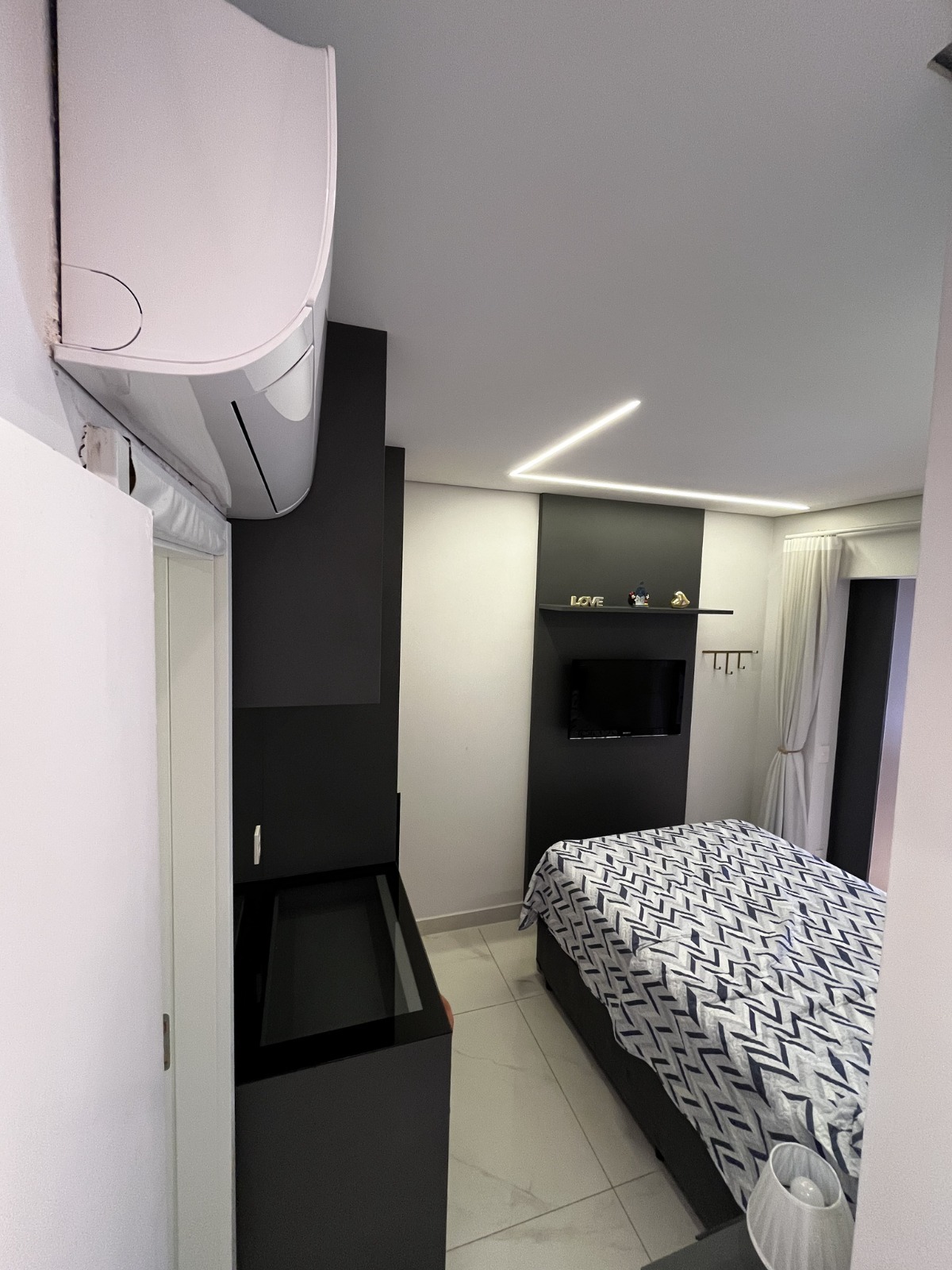  Apartamento Mobiliado à Venda – Mooca, São Paulo ✨ Descrição do imóvel: Oportunidade única! Apartamento no último andar, totalmente mobiliado, pronto para morar e com lazer completo. Ambiente super silencioso e privativo, com vista livre para a Rua Cervantes e sol pela manhã.  Possui varanda gourmet com churrasqueira, 2 dormitórios com ar-condicionado (sendo 1 suíte e 1 adaptado para home office.
