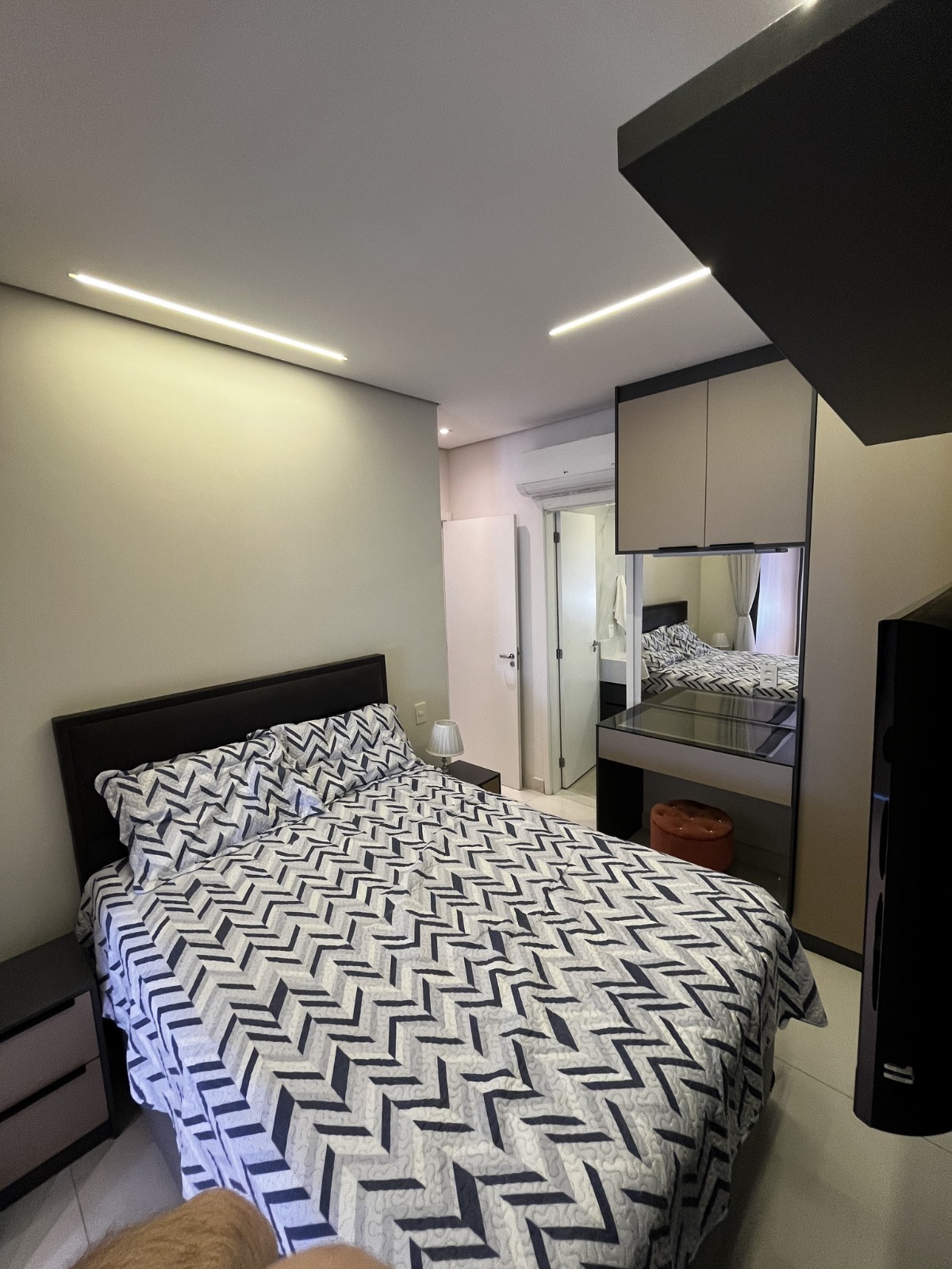  Apartamento Mobiliado à Venda – Mooca, São Paulo ✨ Descrição do imóvel: Oportunidade única! Apartamento no último andar, totalmente mobiliado, pronto para morar e com lazer completo. Ambiente super silencioso e privativo, com vista livre para a Rua Cervantes e sol pela manhã.  Possui varanda gourmet com churrasqueira, 2 dormitórios com ar-condicionado (sendo 1 suíte e 1 adaptado para home office.