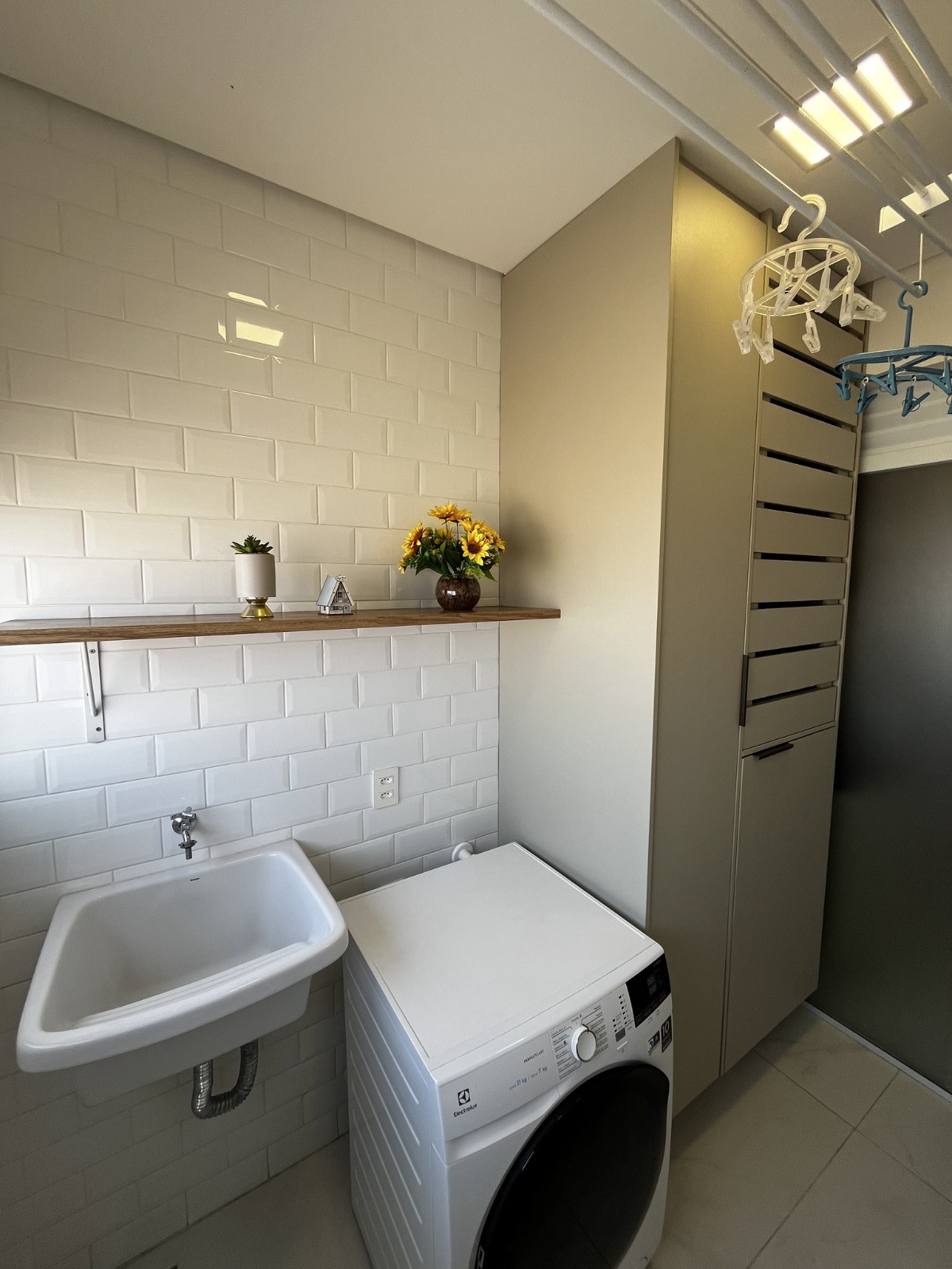  Apartamento Mobiliado à Venda – Mooca, São Paulo ✨ Descrição do imóvel: Oportunidade única! Apartamento no último andar, totalmente mobiliado, pronto para morar e com lazer completo. Ambiente super silencioso e privativo, com vista livre para a Rua Cervantes e sol pela manhã.  Possui varanda gourmet com churrasqueira, 2 dormitórios com ar-condicionado (sendo 1 suíte e 1 adaptado para home office.