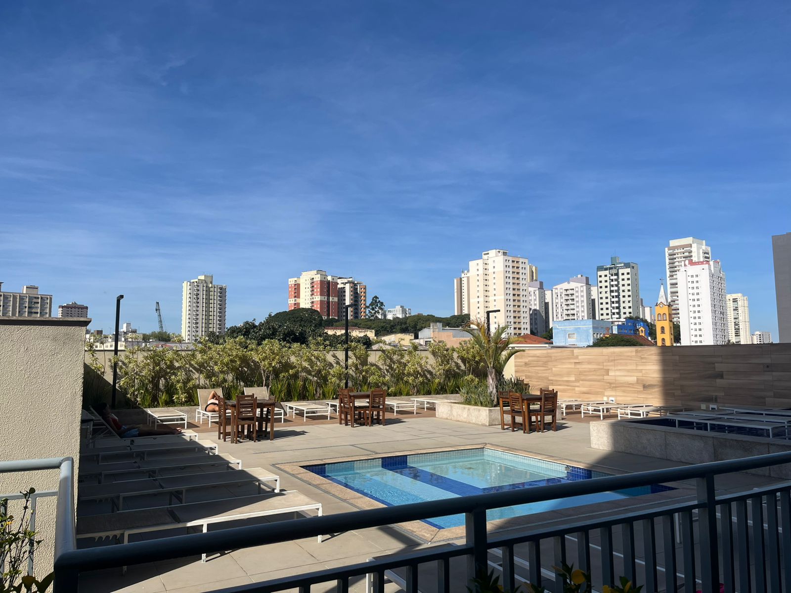  Apartamento Mobiliado à Venda – Mooca, São Paulo ✨ Descrição do imóvel: Oportunidade única! Apartamento no último andar, totalmente mobiliado, pronto para morar e com lazer completo. Ambiente super silencioso e privativo, com vista livre para a Rua Cervantes e sol pela manhã.  Possui varanda gourmet com churrasqueira, 2 dormitórios com ar-condicionado (sendo 1 suíte e 1 adaptado para home office.