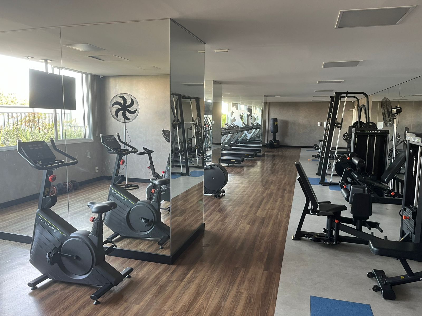  Apartamento Mobiliado à Venda – Mooca, São Paulo ✨ Descrição do imóvel: Oportunidade única! Apartamento no último andar, totalmente mobiliado, pronto para morar e com lazer completo. Ambiente super silencioso e privativo, com vista livre para a Rua Cervantes e sol pela manhã.  Possui varanda gourmet com churrasqueira, 2 dormitórios com ar-condicionado (sendo 1 suíte e 1 adaptado para home office.