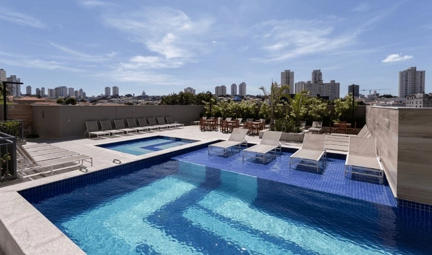  Apartamento Mobiliado à Venda – Mooca, São Paulo ✨ Descrição do imóvel: Oportunidade única! Apartamento no último andar, totalmente mobiliado, pronto para morar e com lazer completo. Ambiente super silencioso e privativo, com vista livre para a Rua Cervantes e sol pela manhã.  Possui varanda gourmet com churrasqueira, 2 dormitórios com ar-condicionado (sendo 1 suíte e 1 adaptado para home office.