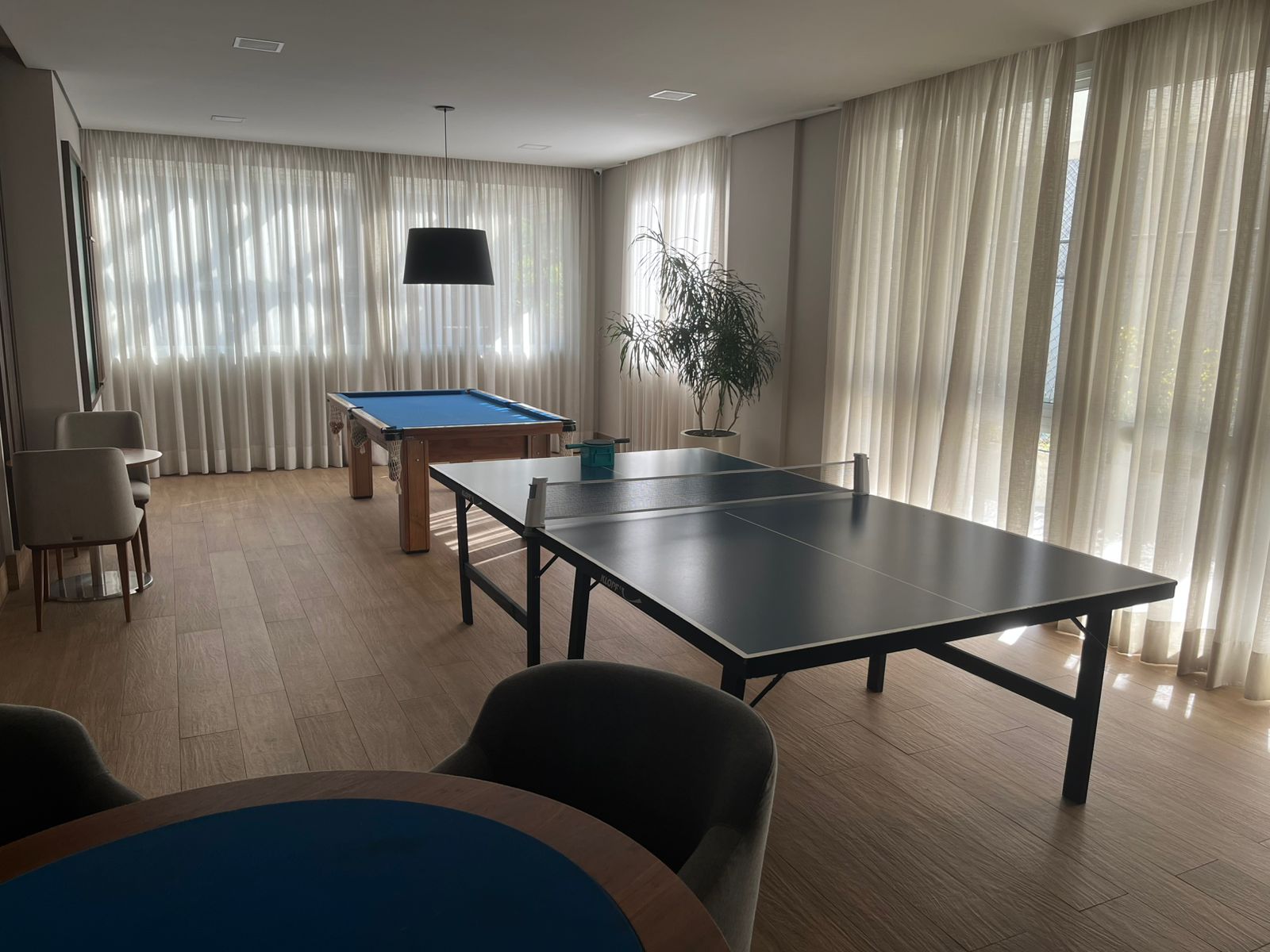  Apartamento Mobiliado à Venda – Mooca, São Paulo ✨ Descrição do imóvel: Oportunidade única! Apartamento no último andar, totalmente mobiliado, pronto para morar e com lazer completo. Ambiente super silencioso e privativo, com vista livre para a Rua Cervantes e sol pela manhã.  Possui varanda gourmet com churrasqueira, 2 dormitórios com ar-condicionado (sendo 1 suíte e 1 adaptado para home office.