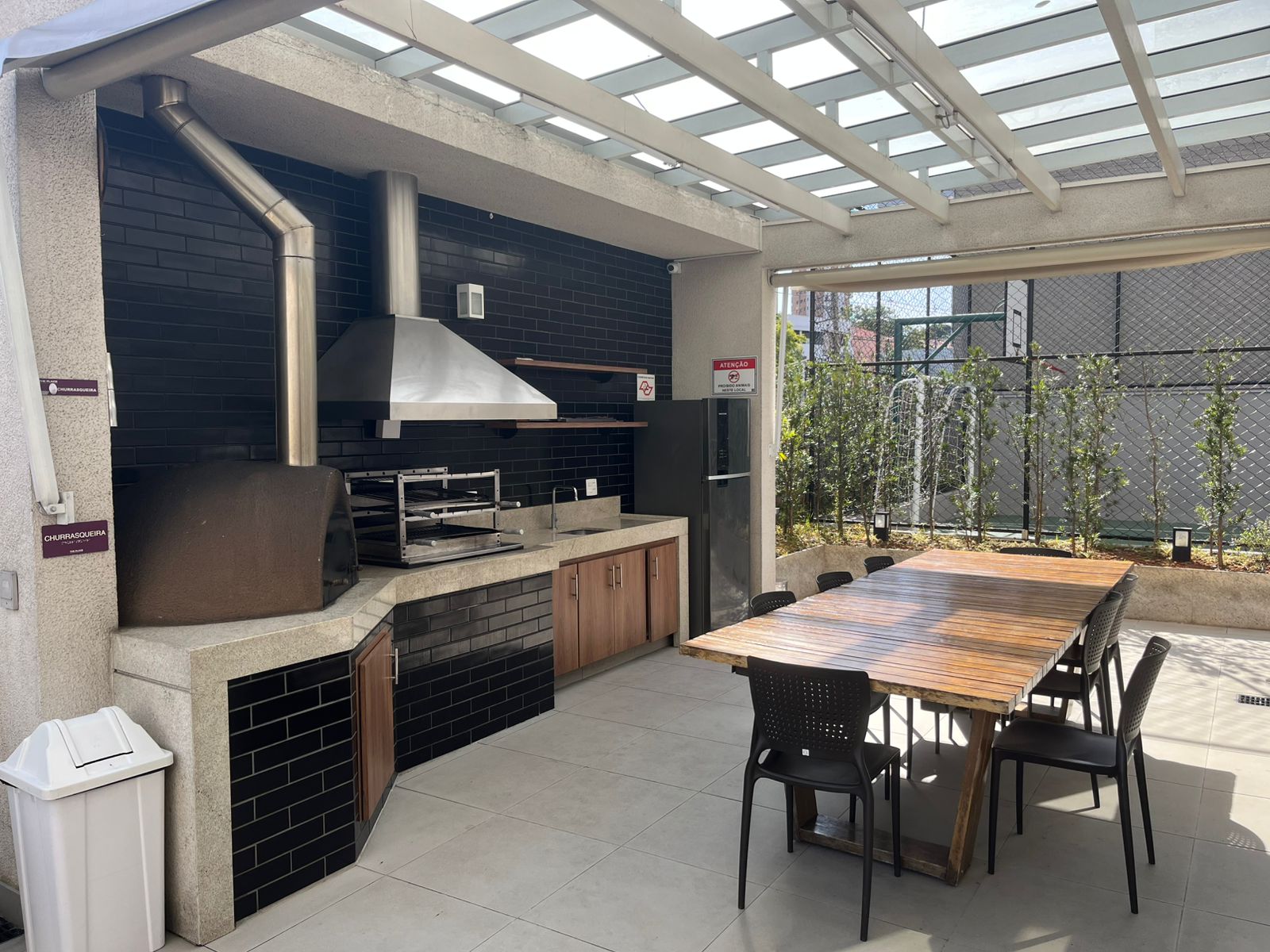  Apartamento Mobiliado à Venda – Mooca, São Paulo ✨ Descrição do imóvel: Oportunidade única! Apartamento no último andar, totalmente mobiliado, pronto para morar e com lazer completo. Ambiente super silencioso e privativo, com vista livre para a Rua Cervantes e sol pela manhã.  Possui varanda gourmet com churrasqueira, 2 dormitórios com ar-condicionado (sendo 1 suíte e 1 adaptado para home office.